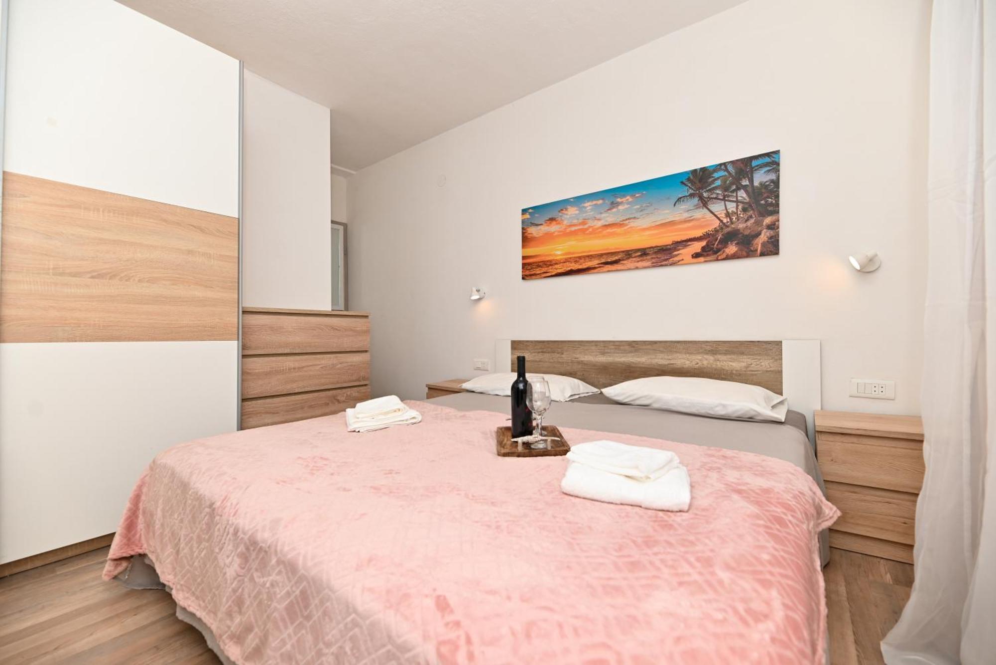 New,Close To The Beach Apartment With Domestic Olive Oil And Wine Трогир Екстериор снимка