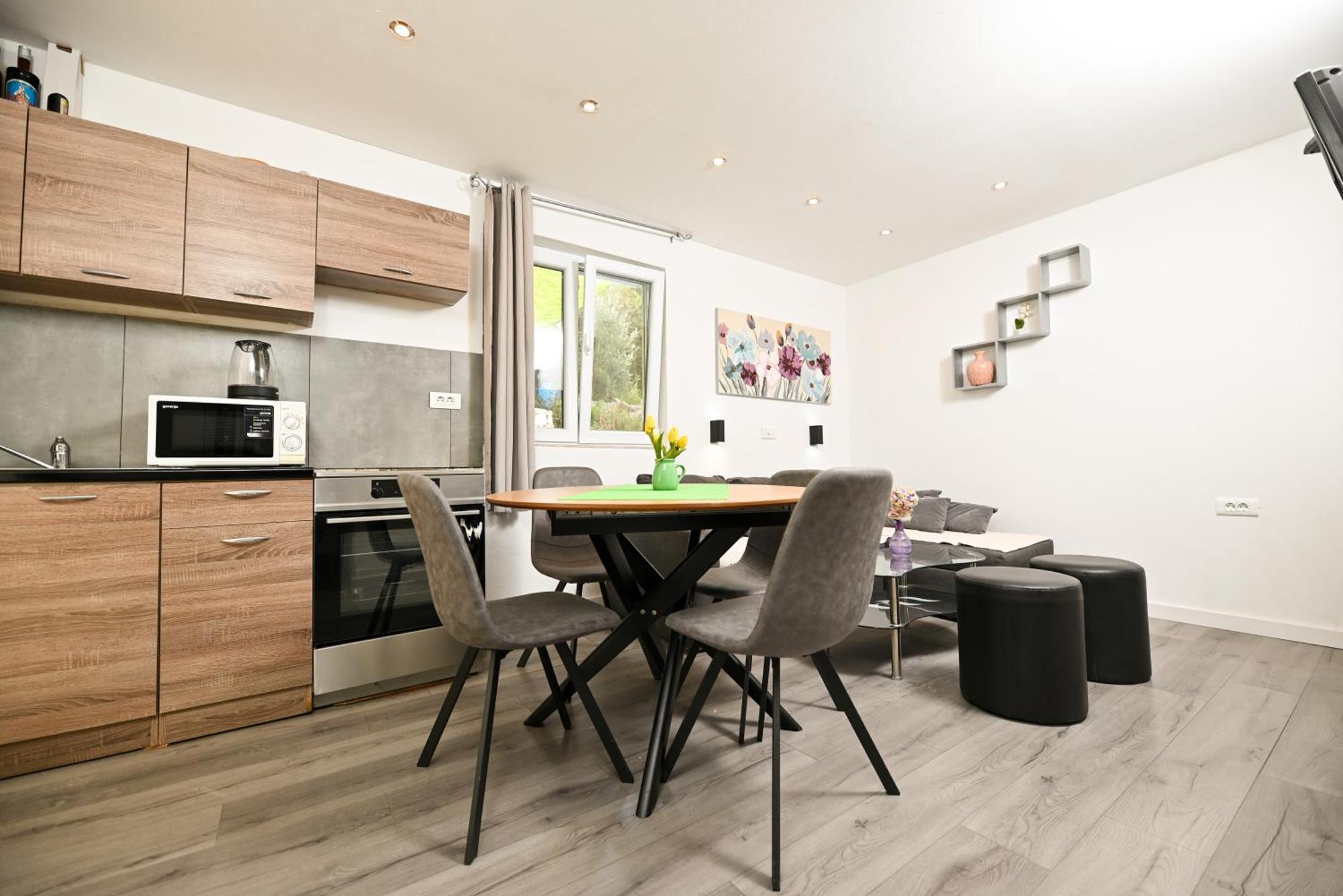 New,Close To The Beach Apartment With Domestic Olive Oil And Wine Трогир Екстериор снимка