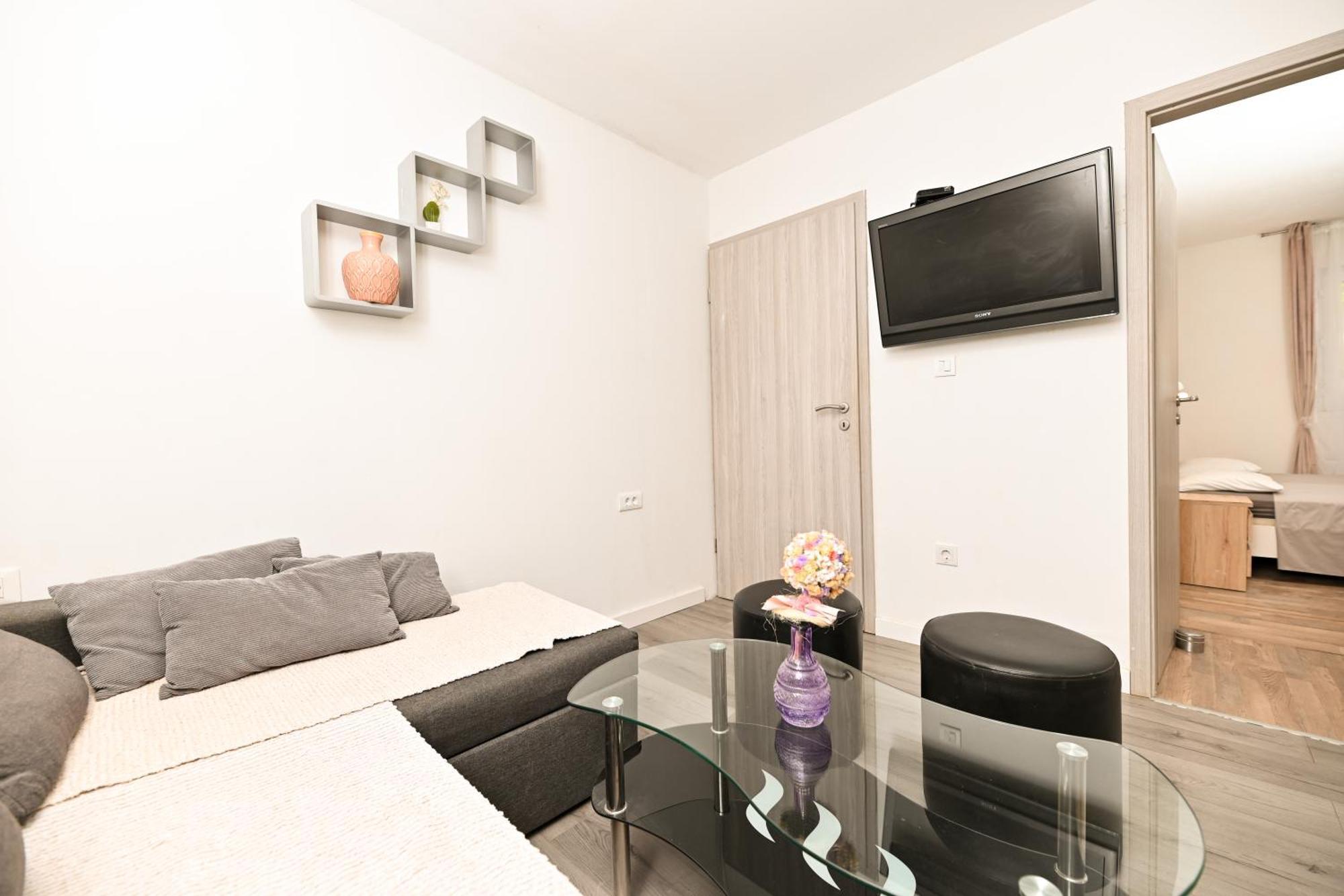 New,Close To The Beach Apartment With Domestic Olive Oil And Wine Трогир Екстериор снимка